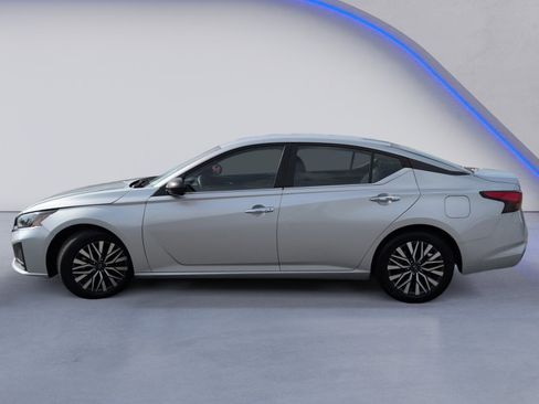 Used 2024 Nissan Altima 2.5 SV FWD image 10