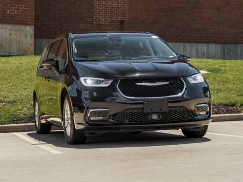 Used 2024 Chrysler Pacifica Touring-L FWD image 1