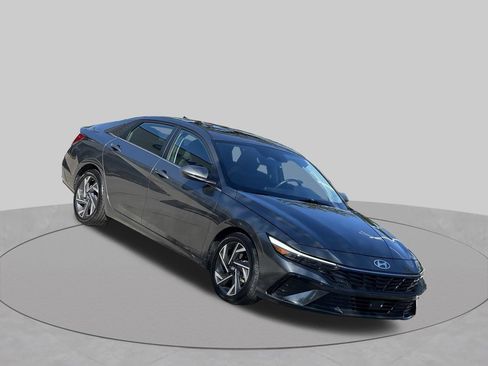 Used 2025 Hyundai Elantra SEL FWD image 8