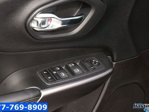 Used 2020 Jeep Cherokee Latitude FWD image 10