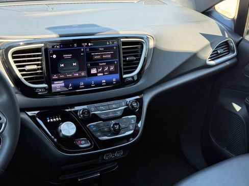 Used 2025 Chrysler Pacifica Select FWD image 22