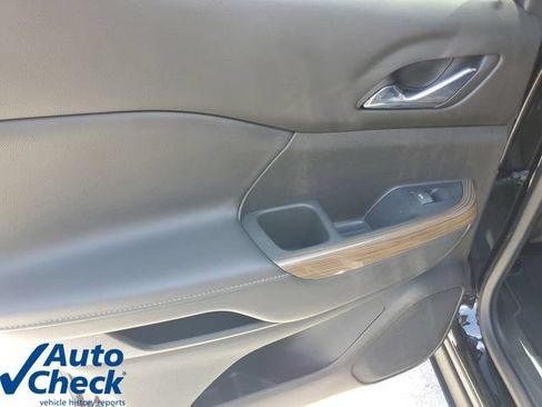 Used 2023 GMC Acadia SLE w/ Driver Convenience Package FWD image 16