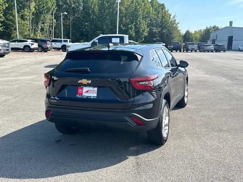 Used 2025 Chevrolet Trax LS w/ LS Convenience Package FWD image 4