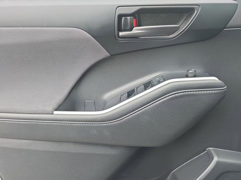 Used 2021 Toyota Highlander L image 23