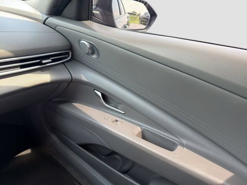 Used 2024 Hyundai Elantra SE FWD image 17
