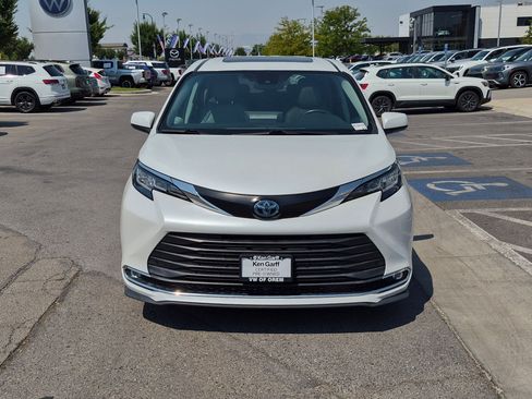 Used 2023 Toyota Sienna XLE FWD image 12