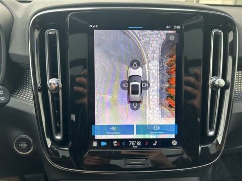 Used 2025 Volvo XC40 B5 Plus image 24