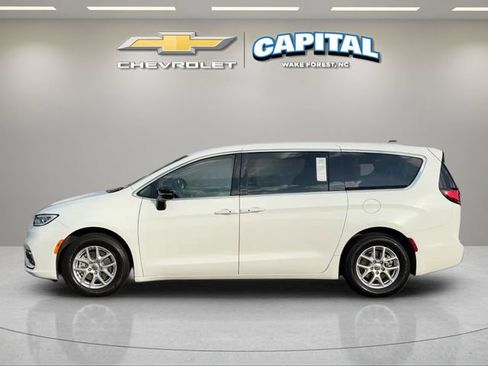 Used 2024 Chrysler Pacifica Touring-L FWD image 2
