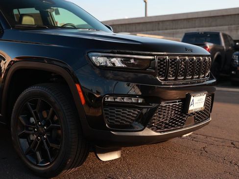 New 2025 Jeep Grand Cherokee Limited image 7
