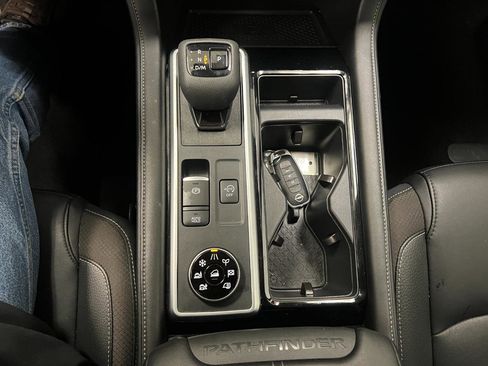 Used 2025 Nissan Pathfinder SL image 49