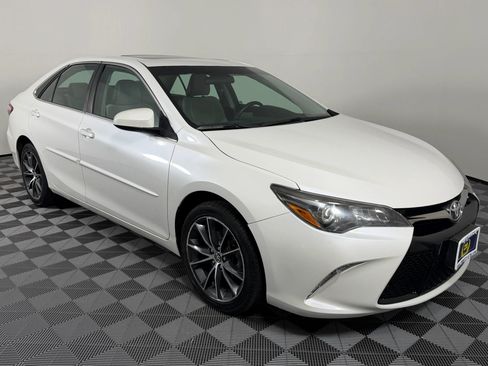 Used 2017 Toyota Camry XSE w/ Moonroof Package FWD image 30