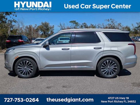 Used 2023 Hyundai Palisade Calligraphy image 2