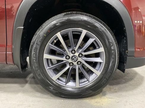 Used 2018 Toyota Highlander XLE AWD/4WD image 30