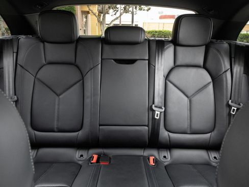 Certified 2026 Porsche Macan AWD/4WD image 28
