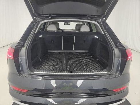 Used 2022 Audi e-tron Premium Plus w/ Premium Plus Package AWD/4WD image 8