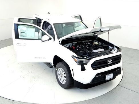 Used 2025 Toyota Tacoma SR5 AWD/4WD image 17