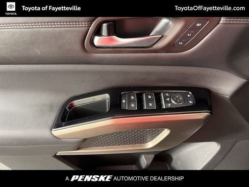 Used 2025 Nissan Pathfinder Platinum image 29