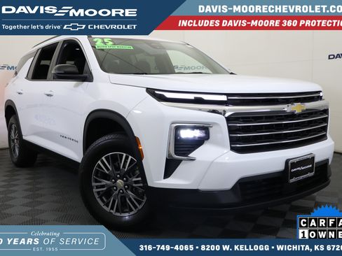 Used 2025 Chevrolet Traverse LT image 1