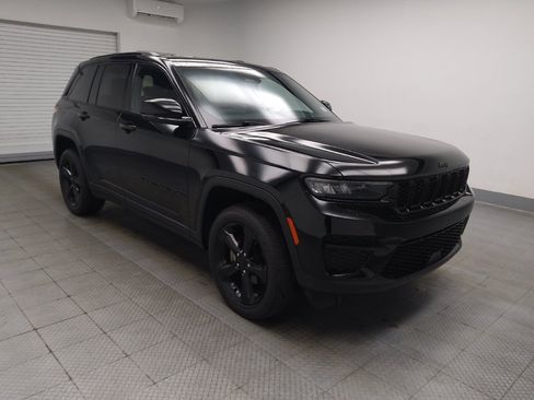 Used 2023 Jeep Grand Cherokee Altitude AWD/4WD image 11