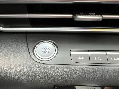 Used 2022 Hyundai Elantra Limited FWD image 32