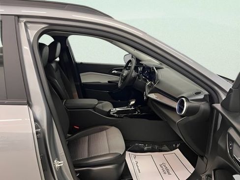 Certified 2025 Chevrolet Trax LT FWD image 9