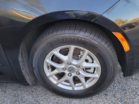 Used 2023 Chrysler Voyager LX image 8