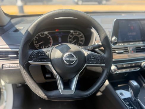 Used 2025 Nissan Altima 2.5 SV FWD image 9