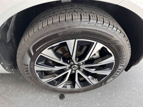 Used 2023 Volvo XC60 B5 Plus AWD/4WD image 9