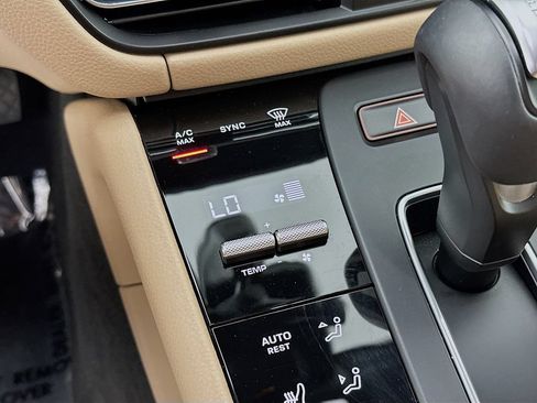 Certified 2026 Porsche Macan AWD/4WD image 18