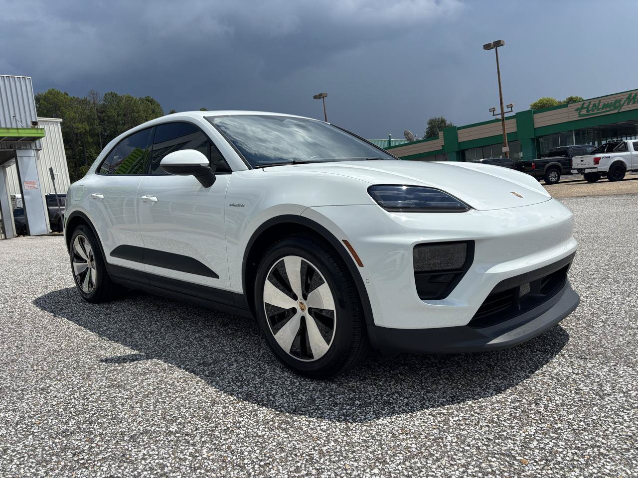 Used 2024 Porsche Macan 4 Electric AWD/4WD image 8