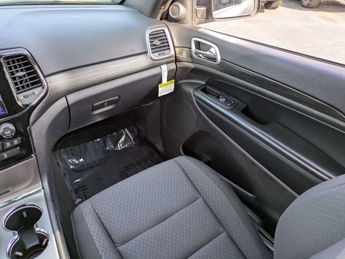 Used 2019 Jeep Grand Cherokee Laredo w/ 18" Wheel & 8.4" Radio Group AWD/4WD image 17