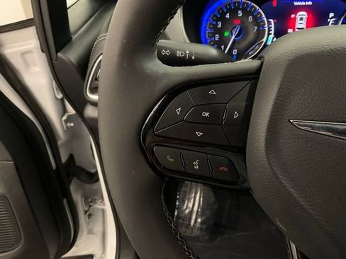 Used 2025 Chrysler Pacifica Limited FWD image 12