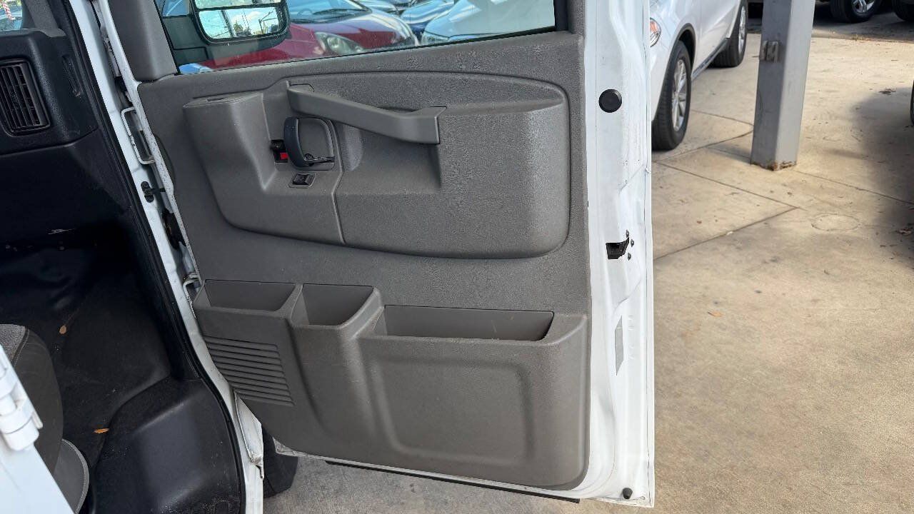 Used 2017 Chevrolet Express 2500 RWD image 14
