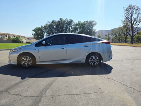 Used 2018 Toyota Prius Prime Premium image 5