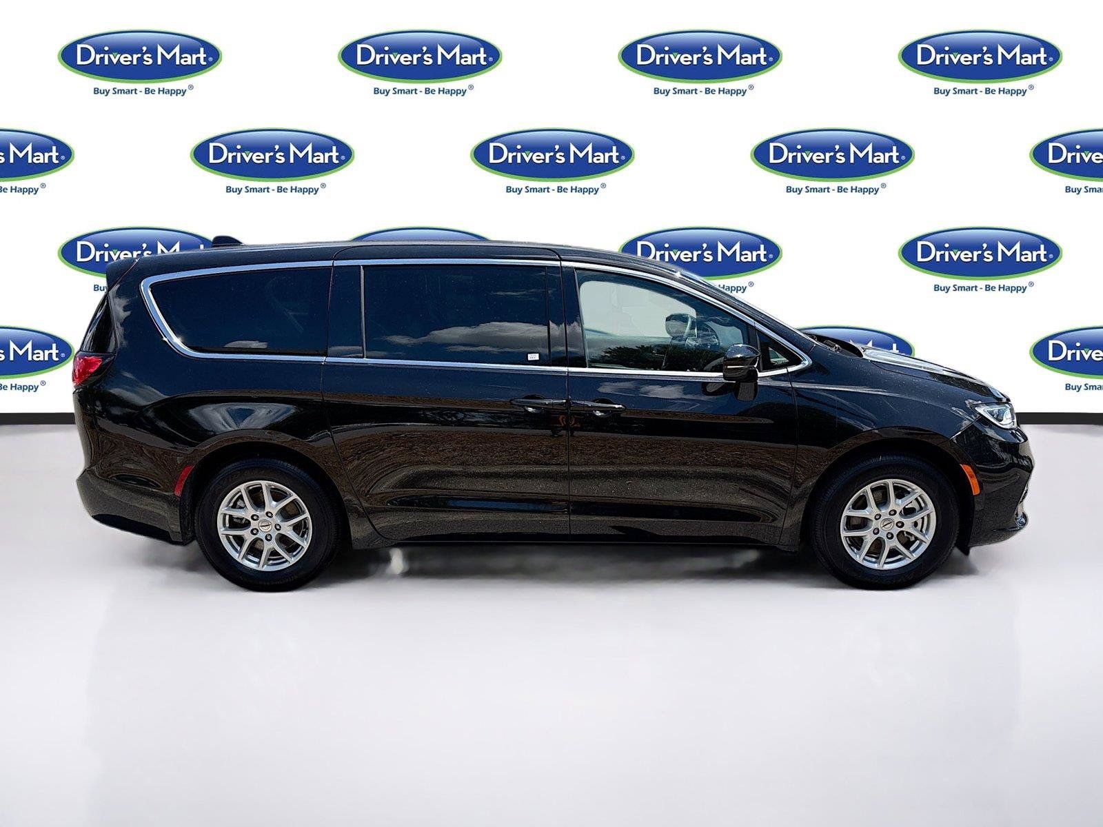 Used 2025 Chrysler Pacifica Select FWD image 8