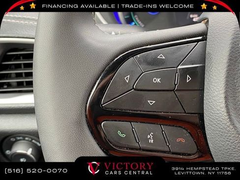 Used 2023 Chrysler Pacifica Touring-L image 12