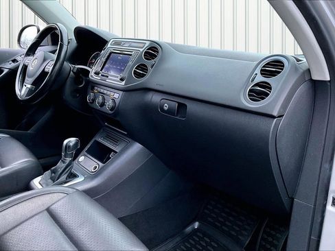 Used 2017 Volkswagen Tiguan S image 25