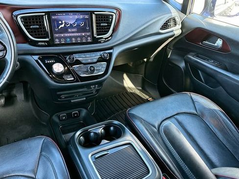 Used 2020 Chrysler Pacifica Limited image 24