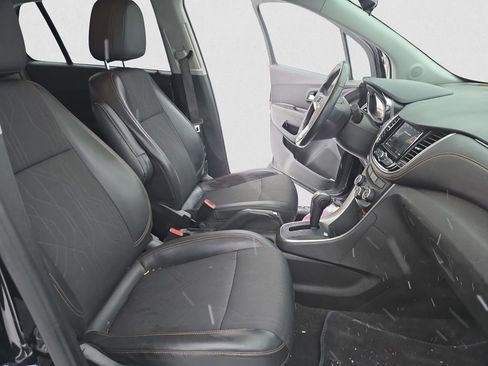 Used 2022 Chevrolet Trax LT w/ LT Convenience Package image 16