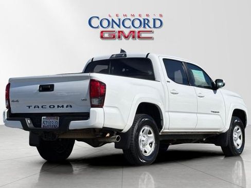 Used 2022 Toyota Tacoma SR5 w/ Technology Package image 4