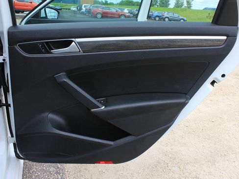 Used 2016 Volkswagen Passat 1.8T image 29