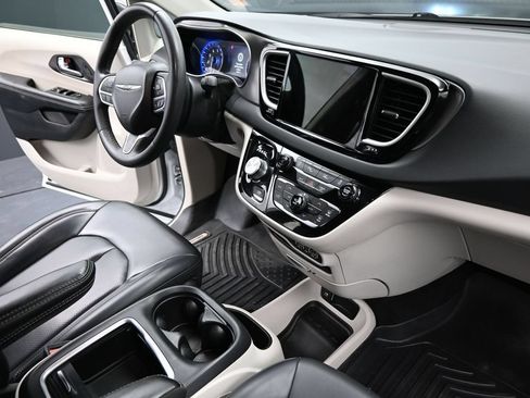 Used 2023 Chrysler Pacifica Touring-L FWD image 27