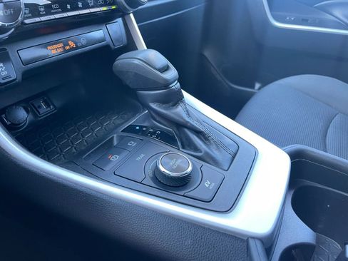 Used 2019 Toyota RAV4 LE w/ Carpet Mat Package image 28