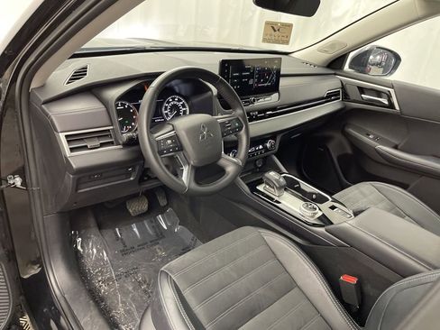 Used 2025 Mitsubishi Outlander SE image 18