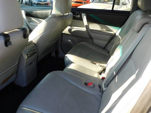 Used 2012 Toyota Highlander SE w/ Tow Pkg image 30