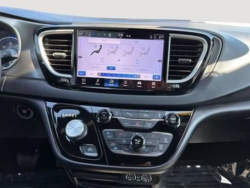 Used 2025 Chrysler Pacifica Select FWD image 11