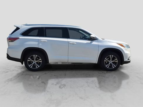Used 2016 Toyota Highlander XLE AWD/4WD image 9