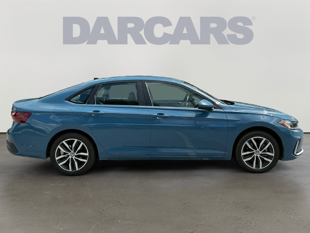 Used 2025 Volkswagen Jetta SE FWD image 8