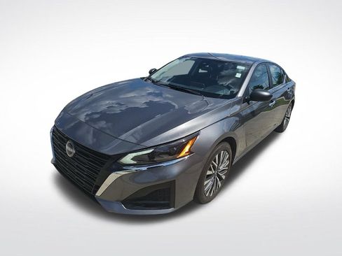 Used 2025 Nissan Altima 2.5 SV FWD image 3
