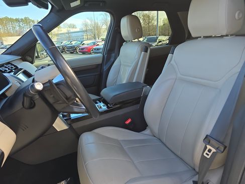 Used 2019 Land Rover Discovery HSE image 16